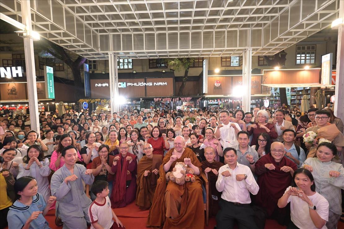 thien-su-ajahn-brahm-den-viet-nam (10).jpg